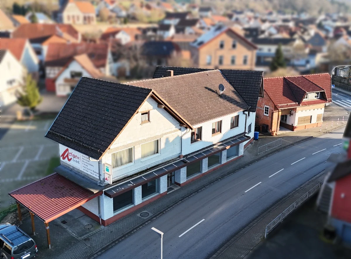 Außenansicht mit Gewerbeeinheit