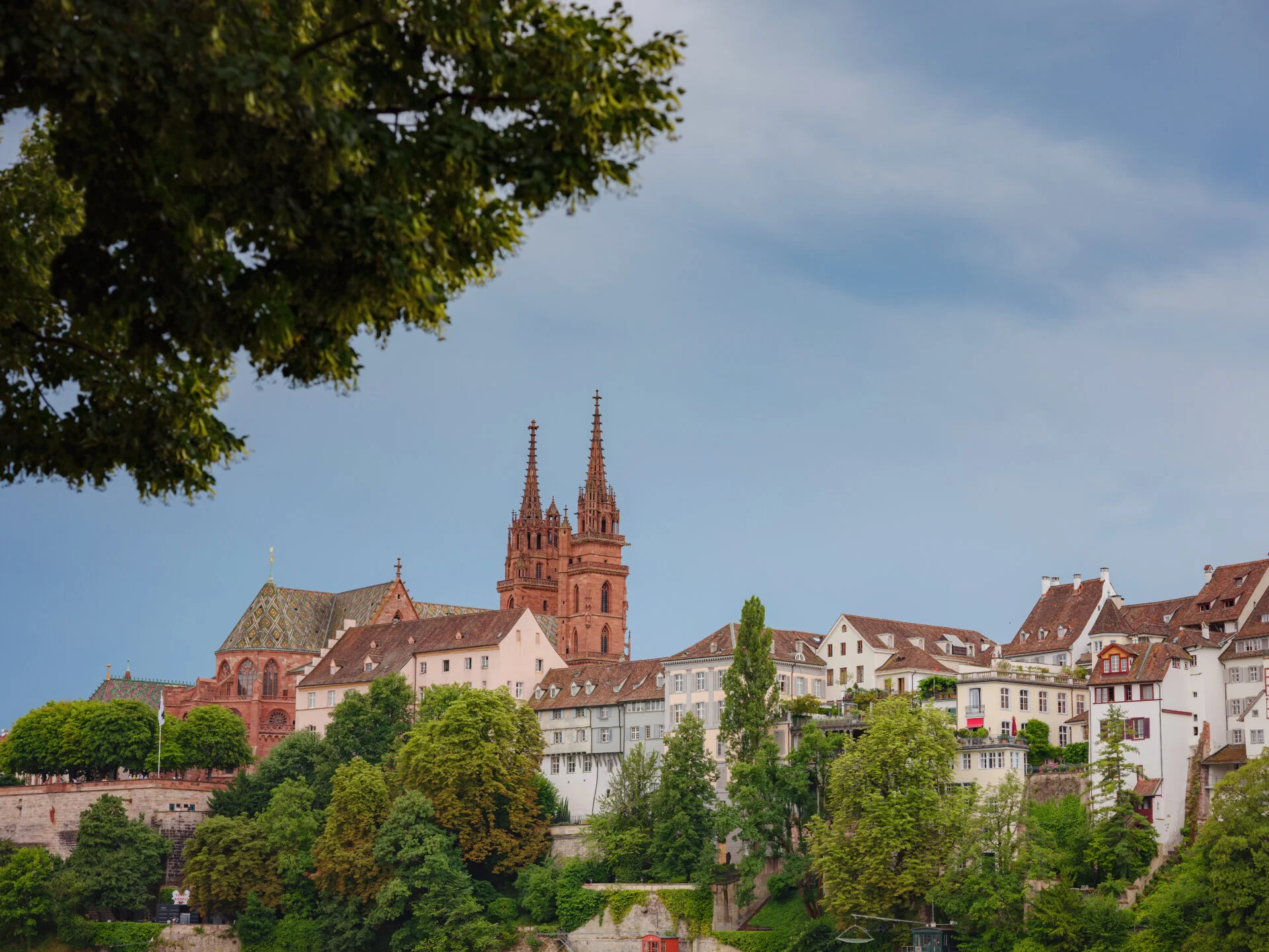 Stadtansicht aus der Ferne mit modernen und historischen Gebäuden – visuelles Symbol für professionelle Wertermittlung und erfolgreichen Immobilien-Verkauf für Eigentümer.